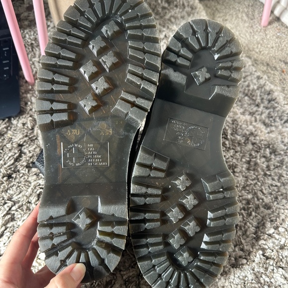 Dr. Martens Sinclair Platform Boots! - Picture 4 of 9